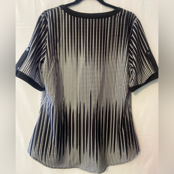 Size Large top feels silky and cool. Light. Dress shirt, short sleeve, loose. - Picture 5 of 7